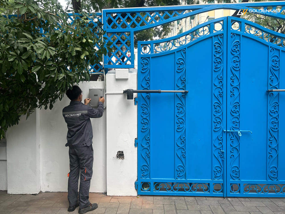 Kỹ thuật viên lắp đặt cổng tay đòn Proteco #3